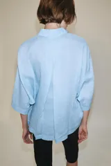 Camisa de cuello solapa y manga larga amplia de la colección ZW Collection de Zara, con cierre frontal de botones ocultos por solapa.