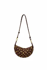 Bolso pequeño de hombro con forma de media luna, confeccionado en material tipo gamuza o tejido marrón oscuro, adornado con tachas metálicas redondas doradas. Posee una correa ajustable del mismo material con argollas metálicas doradas.