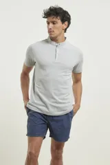 Remera de hombre color gris claro, de manga corta, con cuello mao y abotonadura parcial.