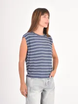 Remera sin mangas de corte holgado, con cuello redondo y diseño de rayas horizontales finas en color negro sobre fondo blanco.