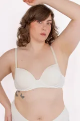Soutien color blanco con tirantes regulables y copas preformadas con aro.