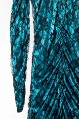 Minivestido de manga larga con estampado animal print en tonos azul y negro. Tiene escote en V con ribete de cuero sintético y fruncido en la parte delantera.