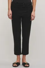 Pantalón capri negro de gabardina elastizada, con calce regular, tiro medio, bolsillos frontales, cierre y doble botón metálico en la cintura.