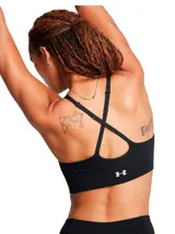 Top deportivo de bajo impacto Under Armour, confeccionado en tejido sin costuras con ventilación estratégica. Presenta escote en V, tirantes finos ajustables con diseño de espalda cruzada y banda elástica inferior con el logo de la marca estampado.