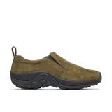 Mocasines slip-on Merrell Jungle Moc para hombre, confeccionados en gamuza color verde militar con suela gruesa de goma negra. Cuentan con elásticos laterales para facilitar el calce y presilla trasera.