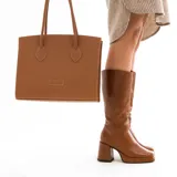 Bota de cuero color marrón, con taco de madera forrado en cuero, punta cuadrada y cierre lateral.