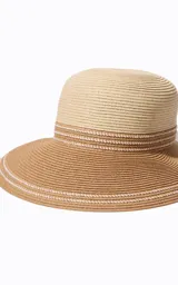 Sombrero de paja estilo cloche con detalle de franja tejida con patrón geométrico en tonos tostados y blancos alrededor de la copa.