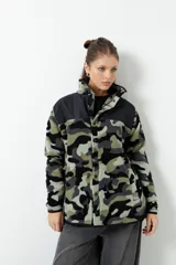 Campera con estampado animal print, de polar y nylon, con cuello alto, cierre frontal y bolsillos laterales.