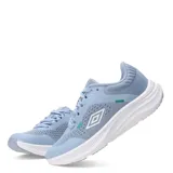 Championes deportivos Umbro modelo Icon Lady, color celeste con detalles en blanco y verde. Presentan una capellada de malla transpirable con refuerzos sintéticos y una suela de amortiguación blanca.