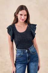 Top negro metalizado con punto calado, escote redondo y mangas cortas con volados.
