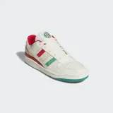 Championes Adidas Forum Low CL de estilo urbano inspirado en el básquet. Presentan un exterior de cuero y material sintético en color crema, con las icónicas tres tiras laterales en rojo, crema y verde. Incluyen detalles en dorado, forro interior rojo y suela de caucho en color verde.