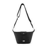 Cartera tipo morral de color negro con diseño minimalista, solapa frontal con cierre de broche metálico y aplique decorativo en forma de labios plateados en la parte inferior. Incluye correa larga ajustable y extraíble.