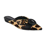 Zueco Usaflex Mule con capellada de cuero con estampado animal print y detalle de hebilla.