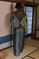 Jersey de cuello pico y manga larga, con estampado de rombos en tonos marrón, verde y gris, y acabados en rib.