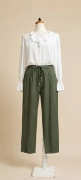 Pantalón de corte recto y estilo casual, confeccionado en tejido con acabado agamuzado. Presenta cintura elástica con cordón de ajuste y bolsillos laterales.