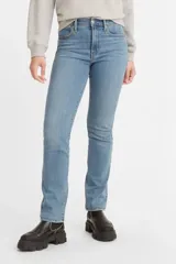 Jeans de tiro alto con corte recto, ajustados en la cadera y los muslos. Presentan un lavado en tono azul medio claro y cierre frontal con bragueta.