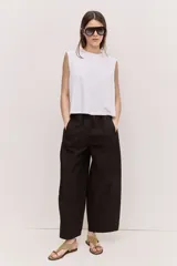 Musculosa blanca de corte cropped y recto, con cuello redondo y hombros estructurados.