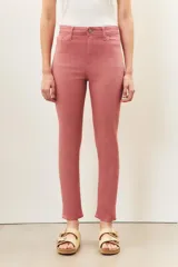 Jean de tiro medio y calce estrecho, largo al tobillo, confeccionado en denim rosa gastado.