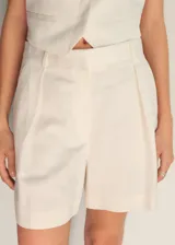 Short de tiro alto estilo sastrero color crudo, con diseño recto, bolsillos laterales y trabillas en la cintura.