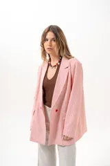 Blazer cruzado de rayas rojas y blancas, con solapas de muesca, bolsillos con solapa en los laterales y cierre de dos botones rojos.