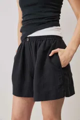 Short negro de tiro medio, confeccionado en lino, con diseño holgado y cierre clásico.