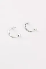 Aros de plata 925 con forma de semicírculo y detalle de cubo en el extremo.