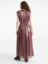 Mono largo sin mangas de corte holgado, confeccionado en tejido plisado con acabado metalizado. Presenta cuello redondo con detalle de abertura y cierre de botón en la parte posterior.