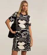 Vestido corto y recto estilo t-shirt, con estampa en blanco y negro de frutas y peces. Posee cuello redondo y mangas cortas.