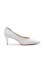 Zapato de tacón medio fino y punta fina, en color blanco con textura de símil piel de reptil.