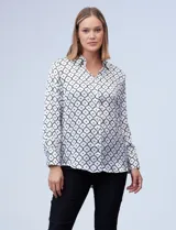 Camisa de satén estampado en blanco y negro, con cuello con solapa, escote en V y abertura central con botones.