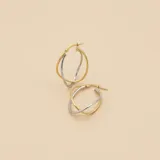 Par de aros tipo argolla de oro 18k, con diseño doble entrelazado en dorado y plateado.