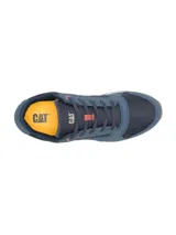 Championes Caterpillar modelo Ventura, de diseño urbano y casual. Confeccionados en una combinación de gamuza y malla técnica en color azul, con detalles en rojo y beige en la entresuela. Presentan el logo de la marca en el lateral y la lengüeta, con suela de goma para mayor tracción.