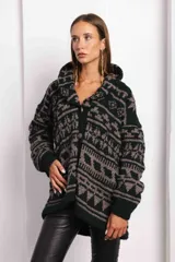 Saco de lana con capucha y botones frontales, de diseño holgado con estampado geométrico en tonos verde oscuro y topo.