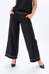 Pantalón negro de lino y algodón, de corte ancho con cintura elastizada y detalle de sesgo a contratono.