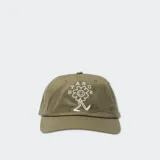 Gorra azul de algodón con logo de la marca bordado en verde en el frente.