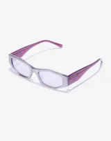 Lentes de sol Hawkers modelo Aperol con armazón de diseño geométrico en color gris con acabado brillante y patillas en tono violeta traslúcido. Cuentan con cristales en tono lila claro.