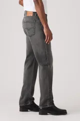 Jean de corte relajado y tiro bajo, confeccionado en denim de algodón sin elasticidad, con diseño clásico de cinco bolsillos y cierre de botones.
