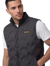 Chaleco matelaseado Caterpillar de color negro, con cuello alto, cierre frontal y bolsillos laterales. Presenta parche engomado con el logo de la marca en el pecho.