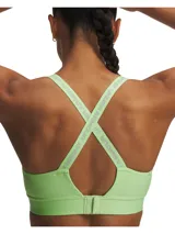 Top deportivo Under Armour de sujeción media, color gris con detalles en verde neón. Presenta tirantes ajustables con logo de la marca y banda elástica inferior con logo central.