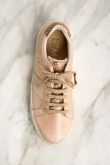 Zapatillas bajas Lemon Jelly color rosa pálido, confeccionadas en cuero con detalles en gamuza color beige y aplique de cuero con textura de reptil en el talón.