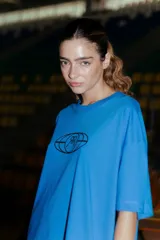 Remerón de corte oversized color azul, con cuello redondo y estampa gráfica circular en el frente.