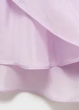 Vestido corto de satén en color lila, con diseño entallado y cuello asimétrico. Presenta tirantes finos, detalle de fruncido lateral con lazo ajustable y una pequeña abertura en el bajo. Cuenta con espalda abierta y forro interior.