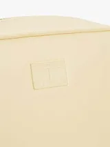 Bandolera Tommy Jeans color crema, con correa ajustable y logo de la marca en relieve.