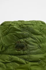 Gorro tipo bucket verde militar de nylon acolchado con costuras en forma de rombos y logo bordado en el lateral.