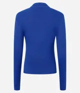 Blusa de manga larga con textura acanalada, cuello polo y escote en V. Confeccionada en tejido de viscosa y poliamida, presenta un corte regular que se ajusta de forma anatómica al cuerpo.