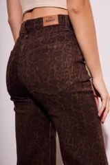 Pantalón de jean marrón con estampado animal print, corte flare y tiro medio.
