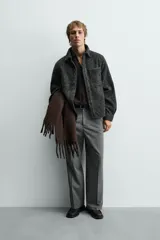 Sobrecamisa de corte relajado confeccionada en tejido con textura efecto pelo. Presenta diseño de cuadros en tonos verde y negro, cuello solapa, cierre frontal con botones, manga larga con puños abotonados y un bolsillo de plastrón en el pecho.