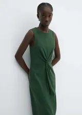 Vestido midi sin mangas de algodón, con cuello redondo y detalle de nudo frontal que genera un drapeado natural. Diseño recto y entallado.