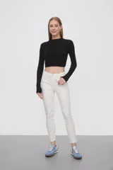 Pantalon de jean negro, corte skinny y tiro medio, con cierre frontal y bolsillos laterales.