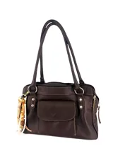 Cartera de cuero floater color chocolate con textura suave, doble asa reforzada, tres compartimentos independientes con cierre y bolsillo exterior con solapa.